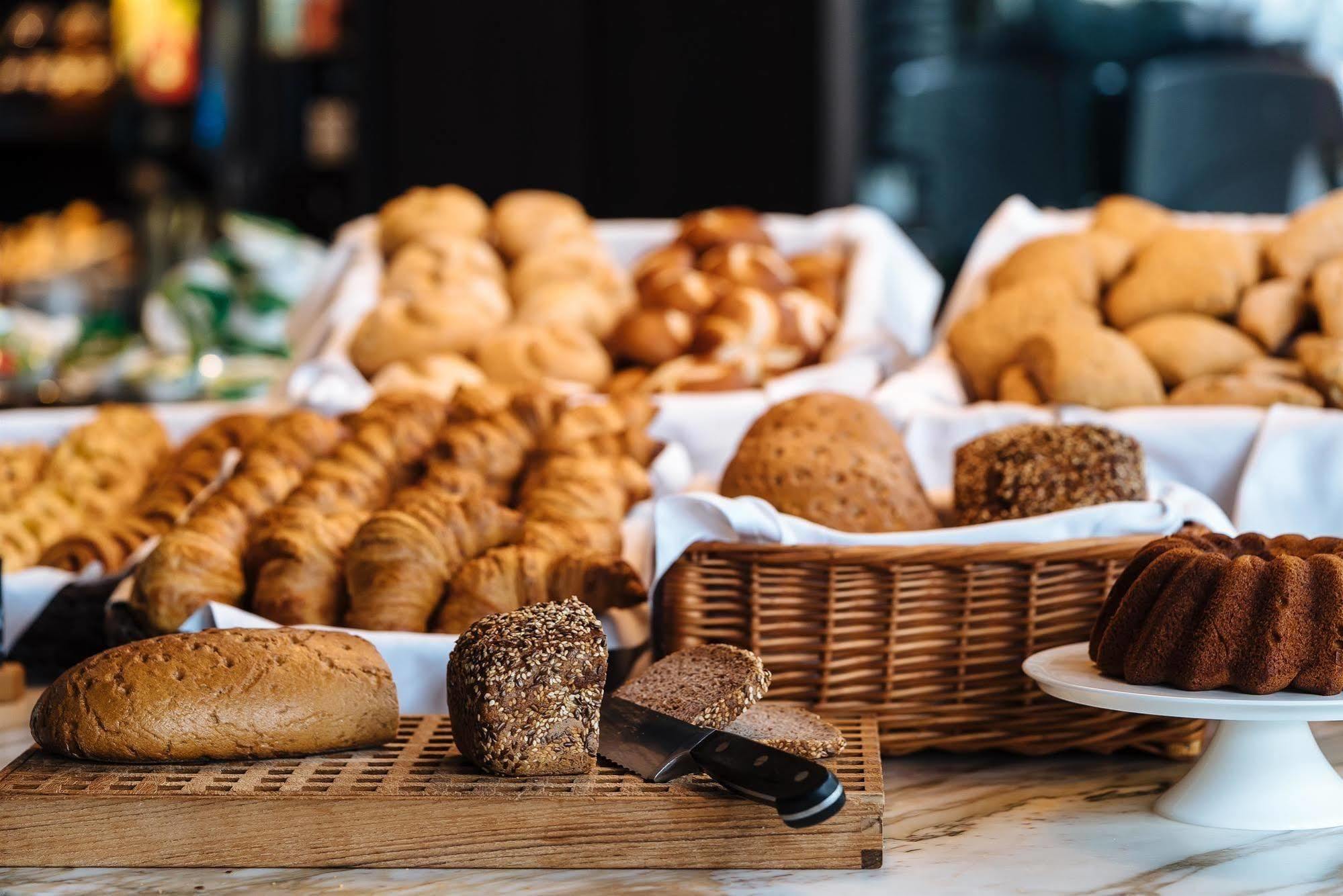 Motel One Wien Westbahnhof Bagian luar foto